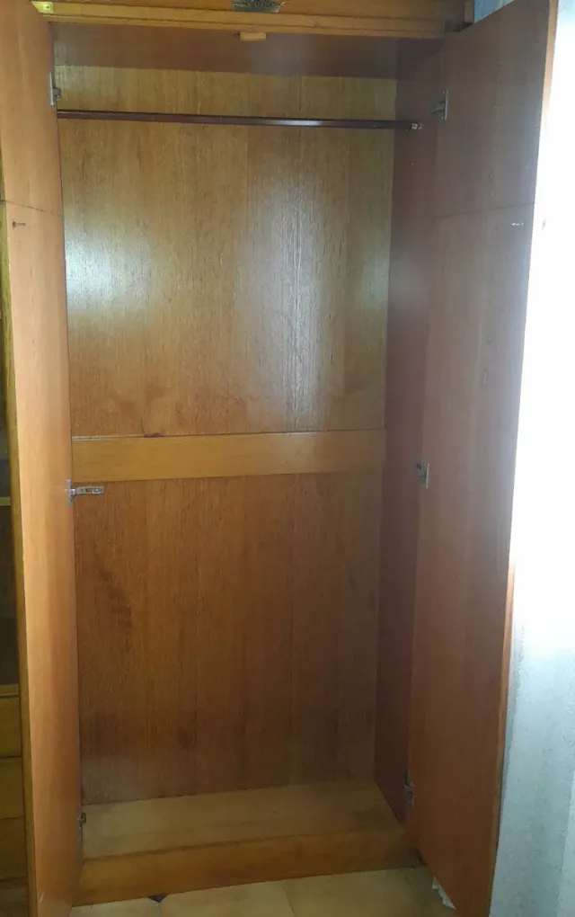 Armario de madera de pino