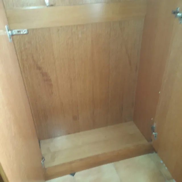 Armario de madera de pino