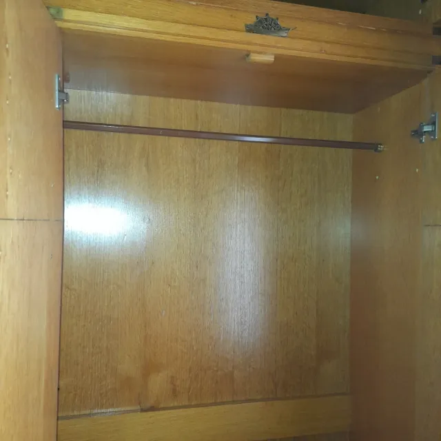 Armario de madera de pino