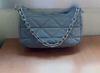 Bolso acolchado con cadena