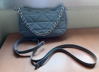 Bolso acolchado con cadena