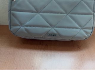 Bolso acolchado con cadena