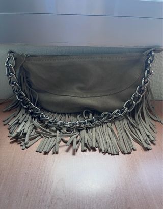 Bolso marrón con flecos y cadena