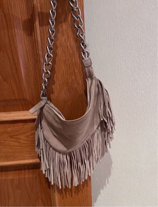 Bolso marrón con flecos y cadena