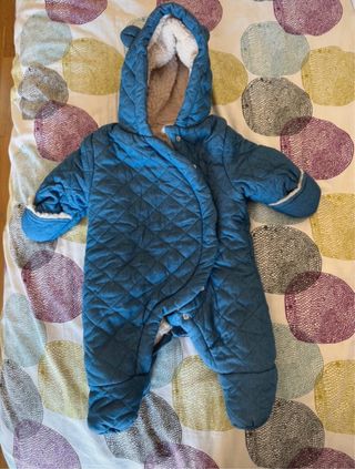 Buzo de bebé azul acolchado
