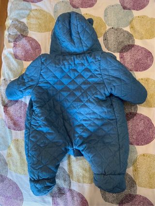Buzo de bebé azul acolchado