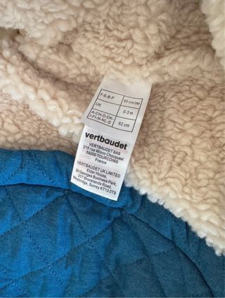 Buzo de bebé azul acolchado