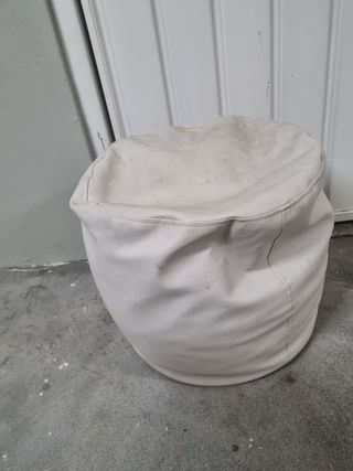 Puff branco em pele sintética com fechos