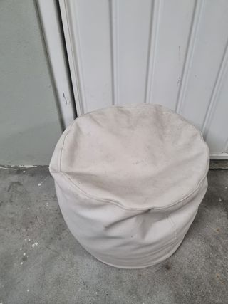 Puff branco em pele sintética com fechos