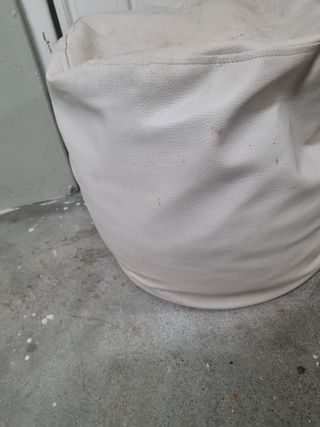 Puff branco em pele sintética com fechos