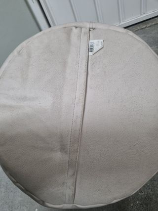 Puff branco em pele sintética com fechos