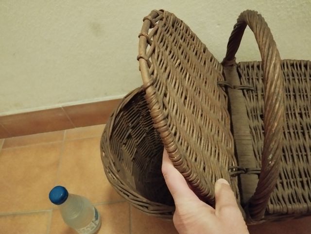 Cesta artesanal antigua de mimbre