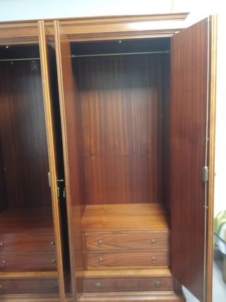 Armario de madera con detalles dorados