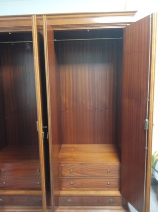 Armario de madera con detalles dorados