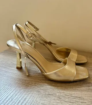 Sandalias doradas Stradivarius tacón