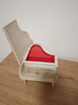 Piano mediano musical antiguo