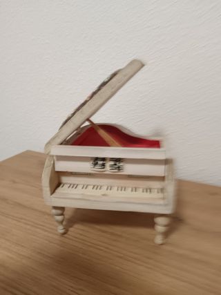 Piano mediano musical antiguo