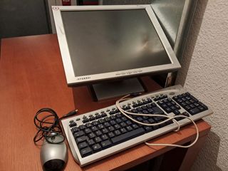 Pantalla Hyundai, Teclado y Ratón