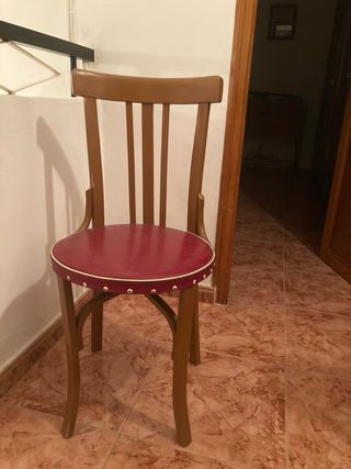 Silla antigua de madera y cuero