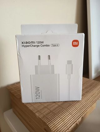 Cargador Xiaomi teléfono móvil.