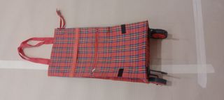 Carrellino per la spesa a quadri rossi