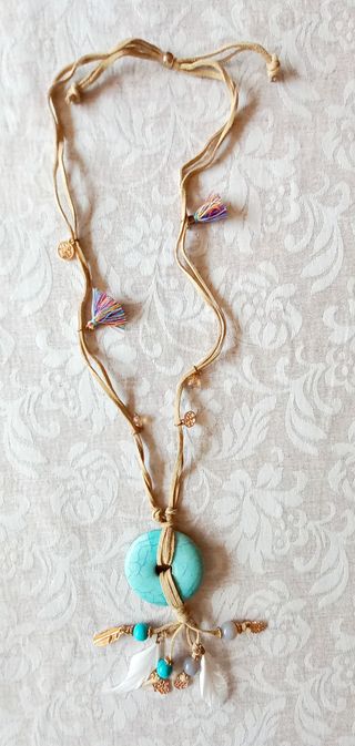 Collar largo con piedra turquesa y abalarios