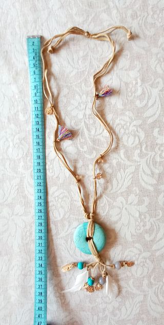 Collar largo con piedra turquesa y abalarios