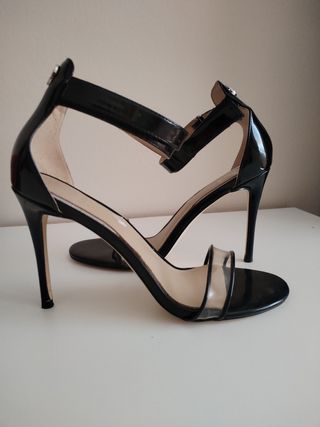 Zapatos de tacón Guess negros
