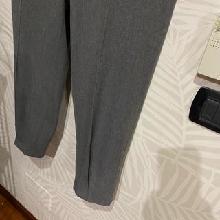 Pantalón carrot gris Zara
