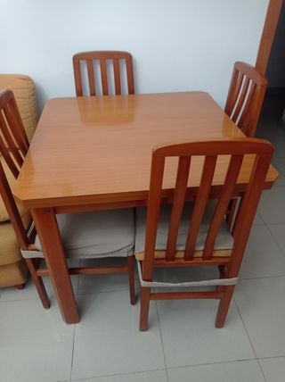 Mesa de comedor y 4 sillas