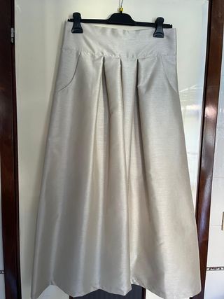 Tailleur con gonna e top beige