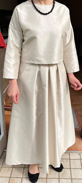 Tailleur con gonna e top beige