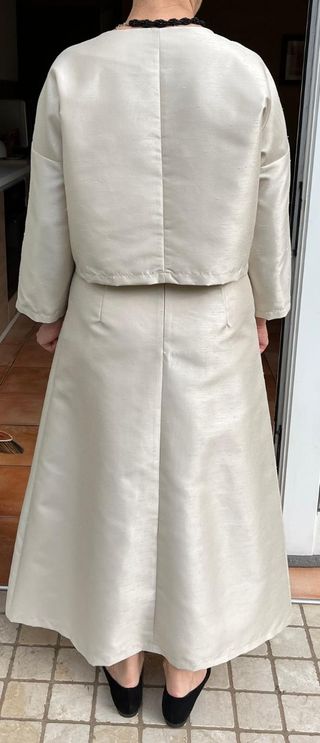 Tailleur con gonna e top beige