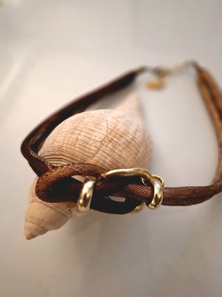 Collana elegante marrone e oro