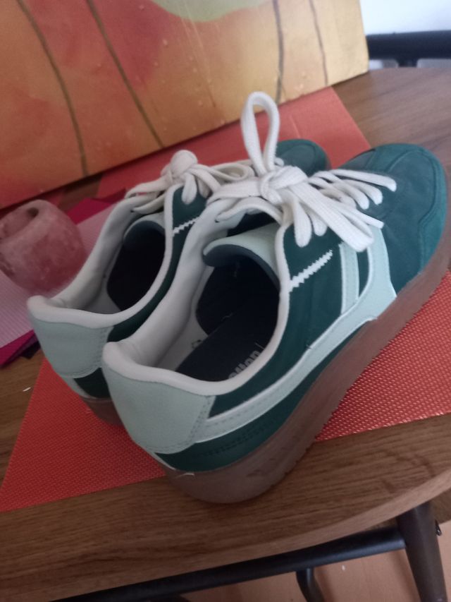 Zapatillas deportivas verdes y beige