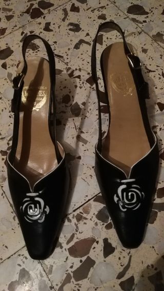 Zapatos de piel negros nuevos