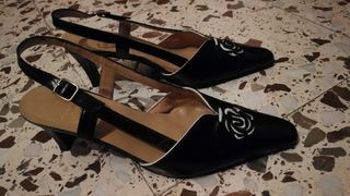 Zapatos de piel negros nuevos
