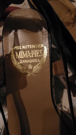 Zapatos de piel negros nuevos