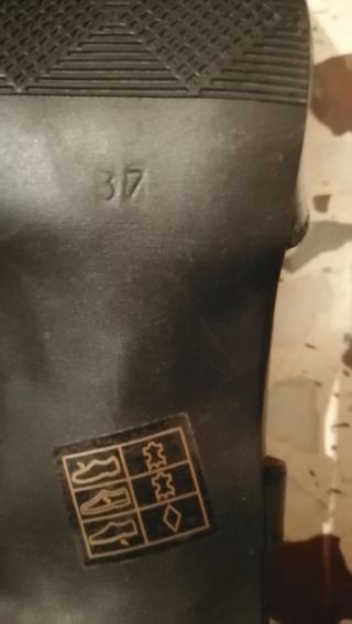 Zapatos de piel negros nuevos