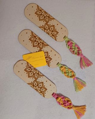 Marcapáginas de madera con diseño mandala