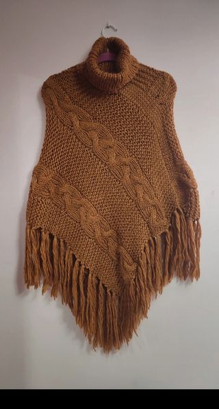 Poncho de punto vintage con cuello alto y flecos