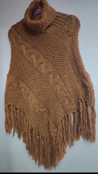 Poncho de punto vintage con cuello alto y flecos