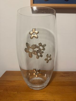 Jarrón de cristal con flores metálicas