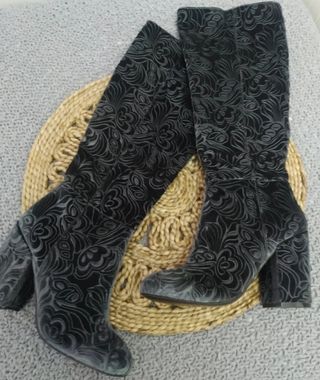 Botas altas negras con estampado floral