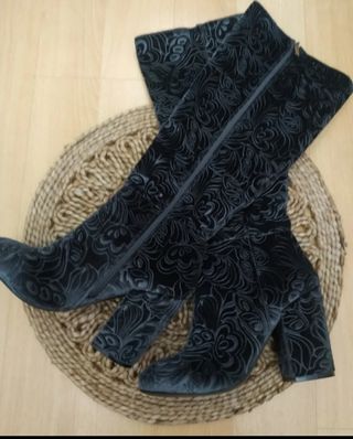Botas altas negras con estampado floral