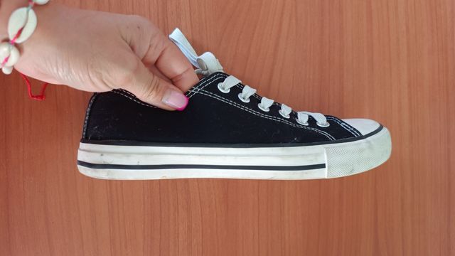 Zapatillas estilo Converse Negras y Blancas
