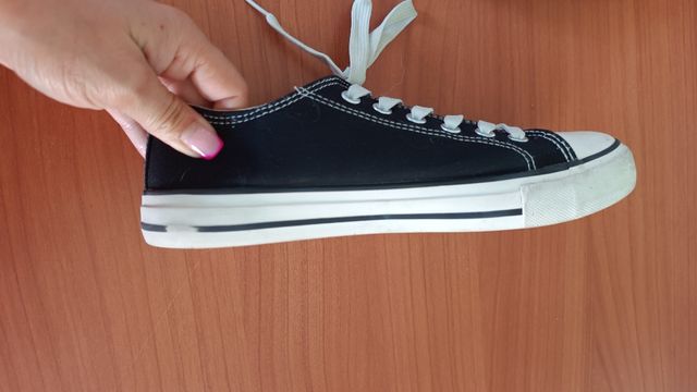 Zapatillas estilo Converse Negras y Blancas