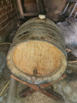 Barricas de vino en uso
