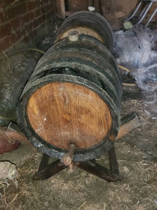 Barricas de vino en uso