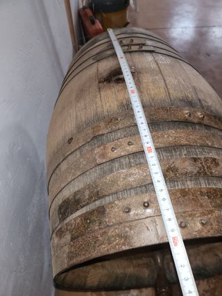 Barricas de vino en uso